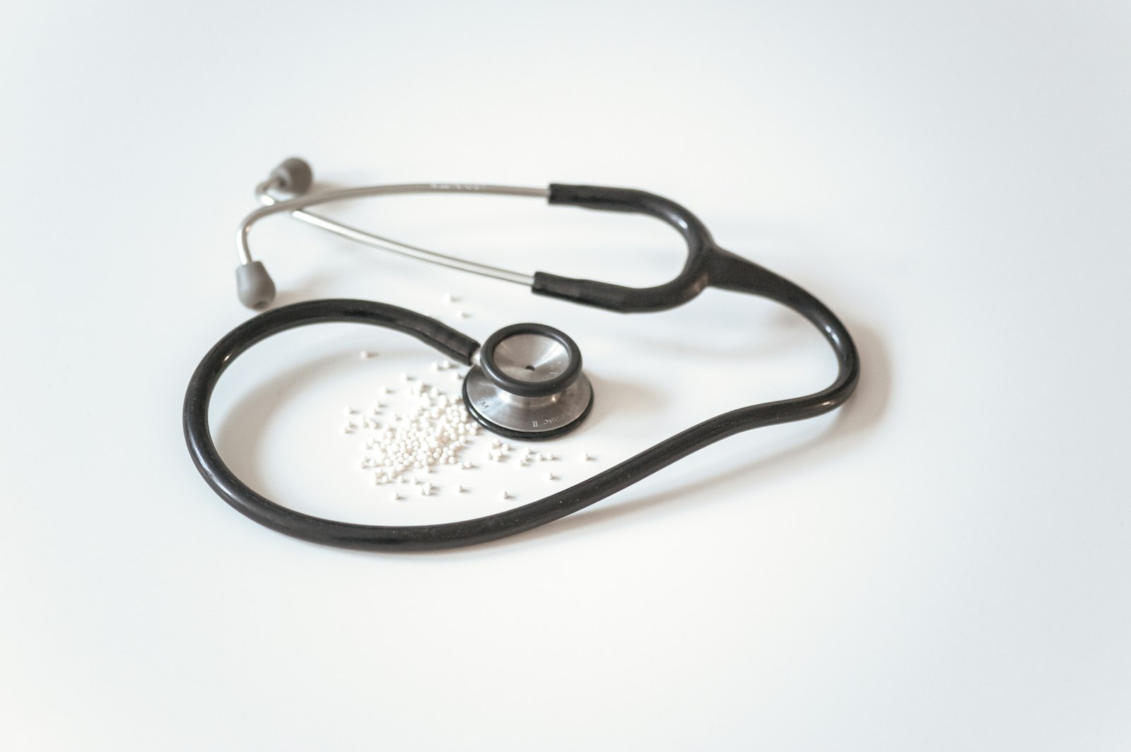 Professionisti sanitari discutono documenti clinici